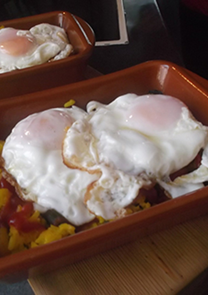 Una foto de Arroz con huevos y wakame