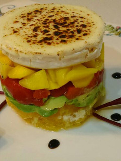 Una foto de Timbal de naranja, mango, aguacate, pimiento y queso!!!