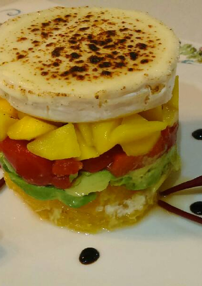Una foto de Timbal de naranja, mango, aguacate, pimiento y queso!!!