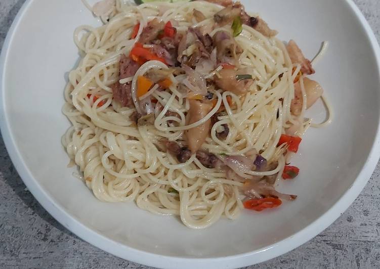 Bagaimana Menyiapkan Spaghetti dg cumi asin sambal matah yang Sempurna