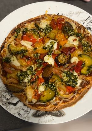 Una foto de Pizza de verdurita y salsa pesto todo casero con base de tortitas