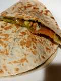 Wrap de Salmón con Guacamole, Queso Azul, Nueces y Miel