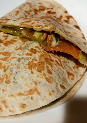 Una foto de Wrap de Salmón con Guacamole, Queso Azul, Nueces y Miel