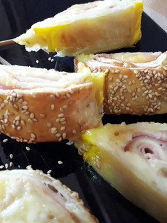 Una foto de Piruletas de york y queso