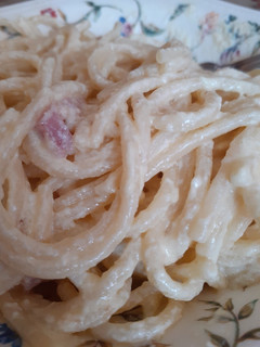 Una foto de Spagetti a la carbonara con cebolla, bacon y nata