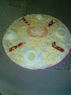 Una foto de Ensaladilla rusa con langostinos y tronquitos de mar