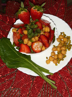 स्ट्रॉबेरी चना चाट (Strawberry chana chaat recipe in Hindi) रेसिपी मुख्य फोटो