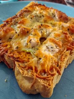 Una foto de Tosta de pollo y calabacín al horno