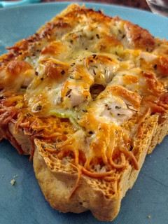 Una foto de Tosta de pollo y calabacín al horno