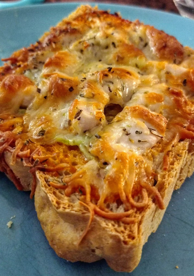 Una foto de Tosta de pollo y calabacín al horno