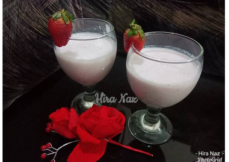 How to Prepare Homemade Strawberry MilkShake 🍓