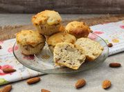 Una foto de muffins de pera