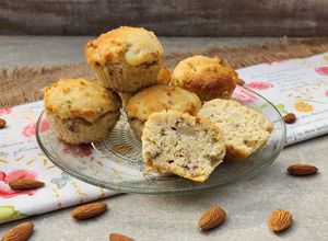 Una foto de 🧁Muffins de pera, cardamomo y almendras 🧁