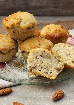 Una foto de 🧁Muffins de pera, cardamomo y almendras 🧁