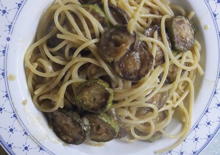 Spaghetti risottati con zucchine fritte cacio pepe peperoncino