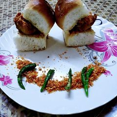 A picture of वडा पाव.