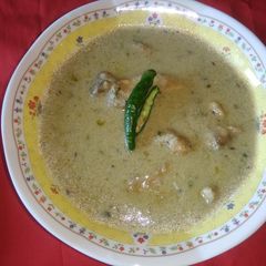A picture of White chicken curry.