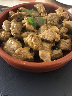 Una foto de Pinchitos de ternera con ensalada mixta