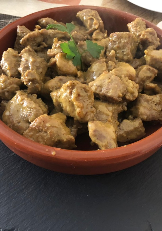 Una foto de Pinchitos de ternera con ensalada mixta