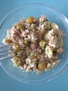 Una foto de Red & white Quinoa salad with avocado