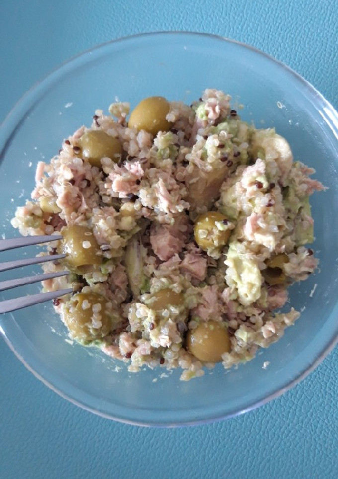 Una foto de Red & white Quinoa salad with avocado
