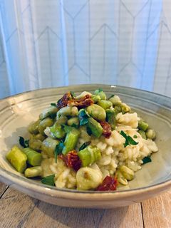 Une photo de Risotto de printemps aux asperges, fèves et tomates séchées