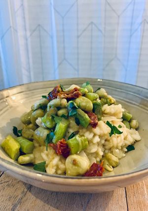 Une photo de Risotto de printemps aux asperges, fèves et tomates séchées