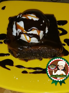 صورة لوصفة كيكه الشوكولاته بأيس كريم الفانيليا وصوص الكراميل 🍨🍧