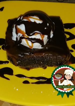 صورة لوصفة كيكه الشوكولاته بأيس كريم الفانيليا وصوص الكراميل 🍨🍧
