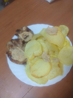 Una foto de Chuletas a la plancha con papas onduladas y mayonesa diferente