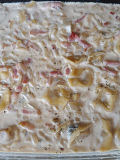 Una foto de Tortelloni amb cuixot dolç i formatge amb beicom i roquefort