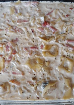 Una foto de Tortelloni amb cuixot dolç i formatge amb beicom i roquefort