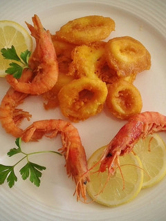 Una foto de Calamares a la romana con gambas fritas