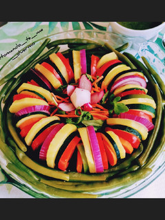 Una foto de Ensalada arcoíris 🌈 de hortalizas con salsa pesto