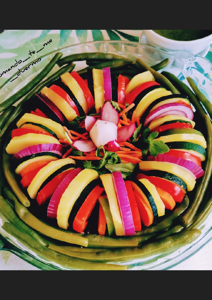 Una foto de Ensalada arcoíris 🌈 de hortalizas con salsa pesto