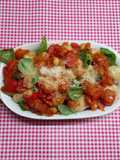 Ñoquis de garbanzos con salsa de tomates y albahaca
