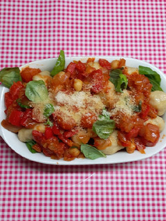 Una foto de Ñoquis de garbanzos con salsa de tomates y albahaca