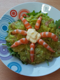 Una foto de Guacamole con langostinos