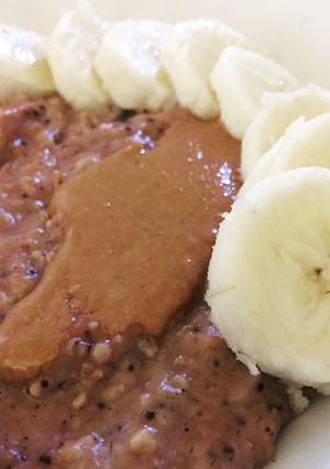 Une photo de Porridge au chocolat et à la banane