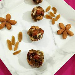 A picture of Caramelized dry fruit ladoo.
