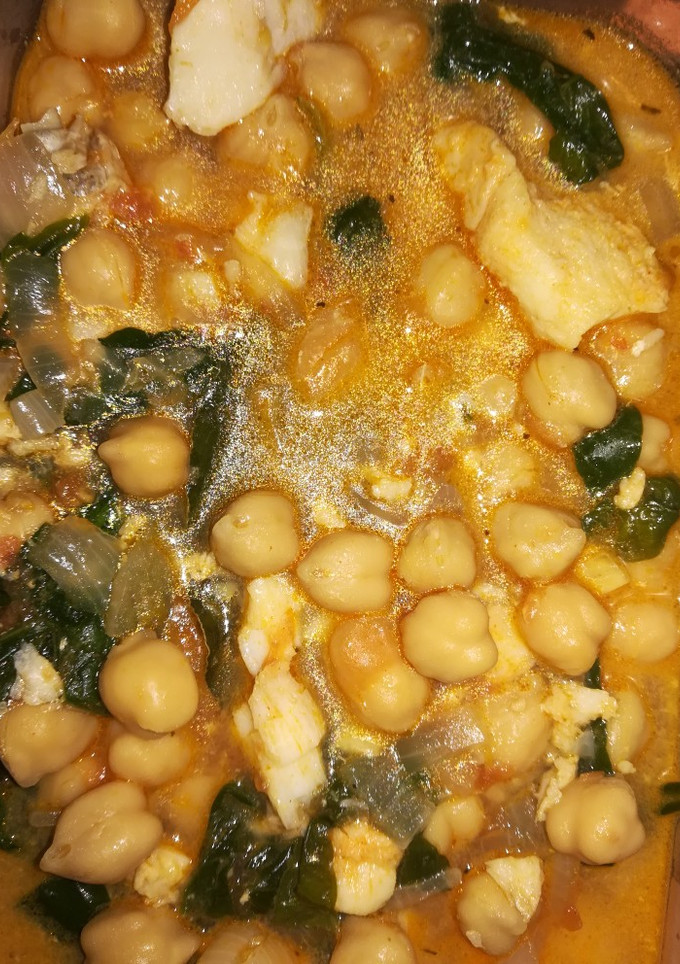 Una foto de Potaje de merluza y garbanzos