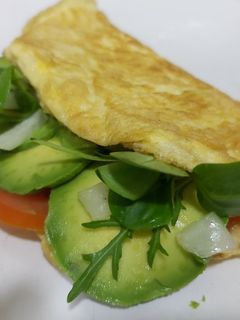 Una foto de Tortilla rellena de aguacate..