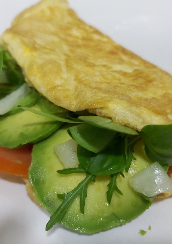 Una foto de Tortilla rellena de aguacate..