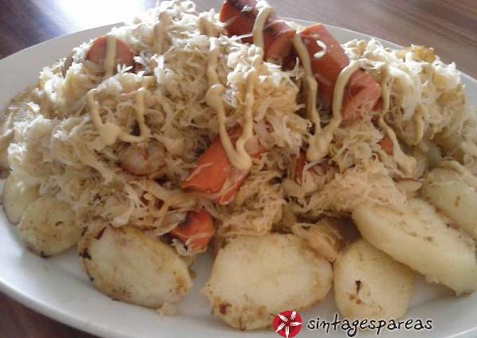κύρια φωτογραφία συνταγής Choucroute με λουκάνικα και πατάτες