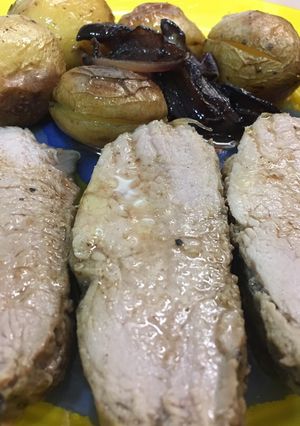 Una foto de Solomillo con salsa de setas y patatitas de río