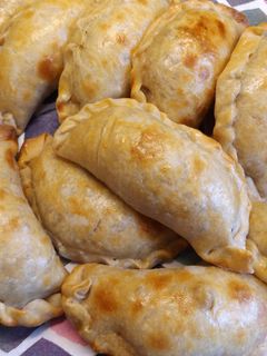 Una foto de Empanadas de salchichas parrilleras y chorizos criollos