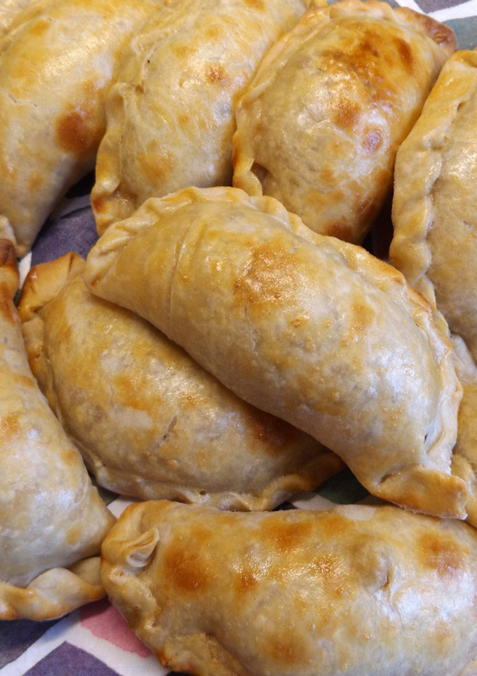 Una foto de Empanadas de salchichas parrilleras y chorizos criollos