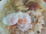 Arroz con verduras, papas y cebolla cocidas, hamburguesas caseras y huevo ponchado