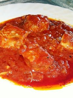 Una foto de Atún con tomate
