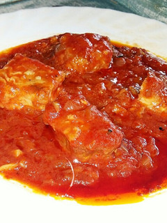 Una foto de Atún con tomate